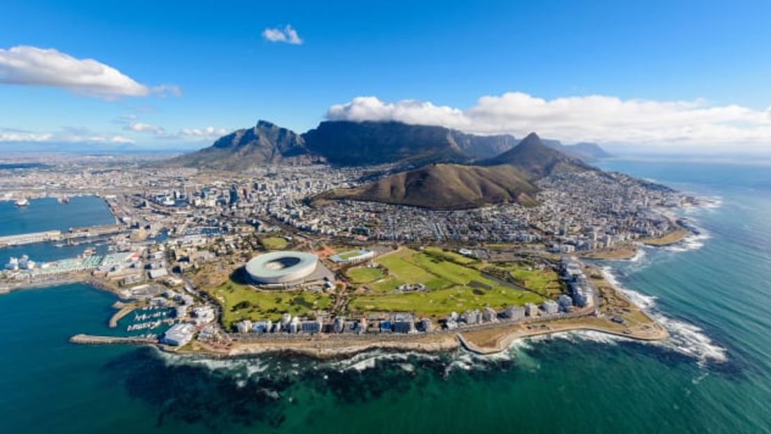 Ciudad del Cabo, en Sudáfrica, está considerada como uno de los entornos urbanos más bellos del mundo. Sudáfrica descendió el lunes al nivel 3 de los CDC.