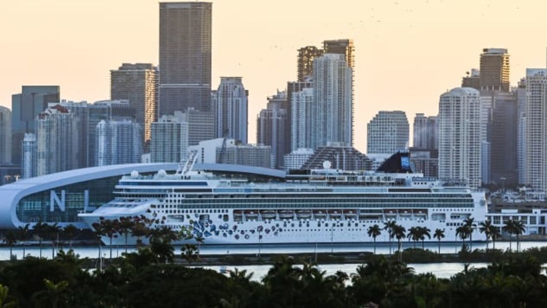 Un crucero de Norwegian Gem atracado en el puerto de Miami, en 2021.