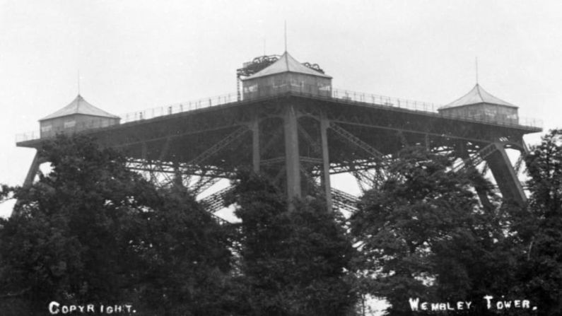 Sensación de hundimiento: resultó que la torre estaba empezando a hundirse y cualquier intento de construirla más alta, aumentando su peso, podría haber sido desastroso.