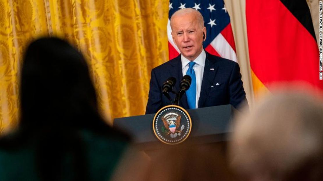 El canciller Olaf Scholz y el presidente Joe Biden participan en una rueda de prensa conjunta en la Sala Este de la Casa Blanca el lunes.