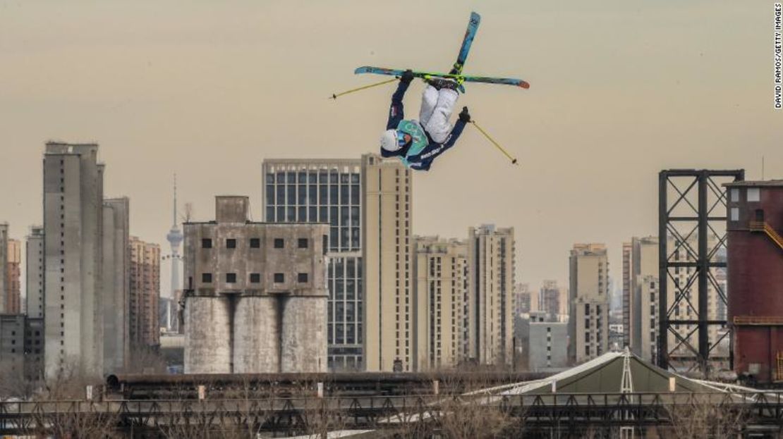 Nicholas Goepper del equipo de Estados Unidos durante la calificación de Freeski Big Air de esquí de estilo libre masculino.