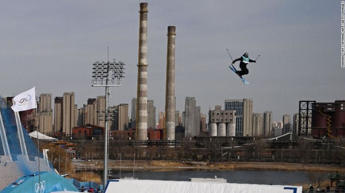 Finn Bilous de Nueva Zelandia compite durante los Juegos Olímpicos de Invierno de Beijing 2022 en el Big Air Shougang.