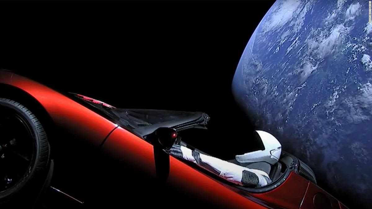 Elon Musk revela el primer prototipo de Tesla volador del mundo