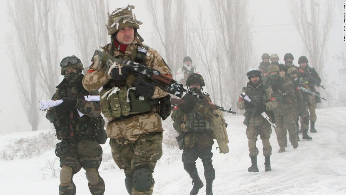 Militares ucranianos del batallón de voluntarios de Donbas participan en operaciones de limpieza en el distrito de Lysychansk de la región de Lugansk en enero de 2015.