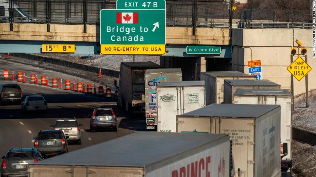 Una pequeña fila de camiones semirremolque se alinea a lo largo de la I-75 en dirección norte, en Detroit, cuando la entrada del puente Ambassador estaba bloqueada para viajar a Canadá, el martes 8 de febrero de 2022.