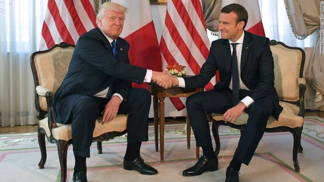 El aparentemente interminable apretón de manos entre el presidente de EE.UU. Donald Trump y el presidente francés Emmanuel Macron al margen de una cumbre de la OTAN en 2017.