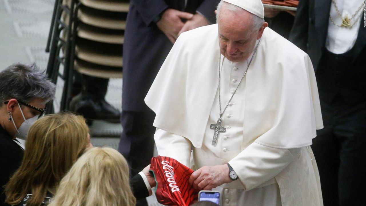 CNNE 1151528 - mama de cr7 le da camiseta del astro al papa francisco