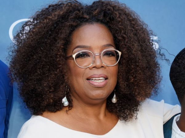 Oprah Winfrey es una popular presentadora de televisión estadounidense, quien durante 25 años presentó el galardonado "The Oprah Winfrey Show". Es también empresaria, productora, filántropa y actriz.