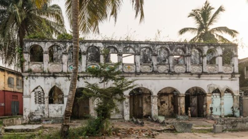 Grand-Bassam, Costa de Marfil: la que fuera capital colonial francesa de Costa de Marfil, Grand-Bassam sigue poblada, pero la ciudad turística está llena de edificios abandonados, como esta antigua casa colonial.