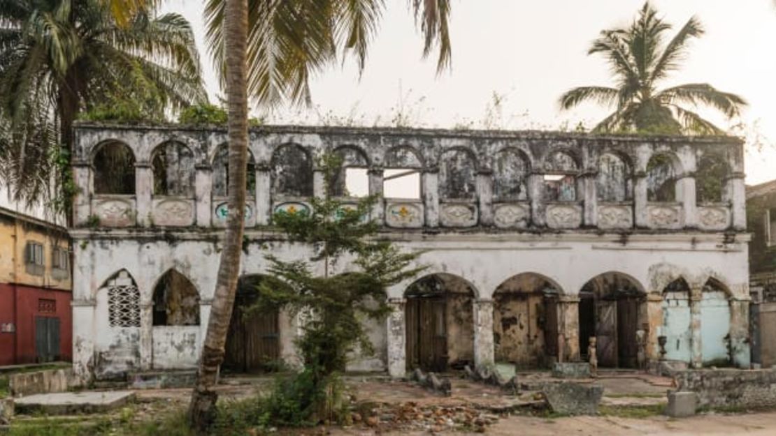 Grand Bassam está lleno de edificios abandonados, como esta antigua casa colonial.Crédito: Alamy