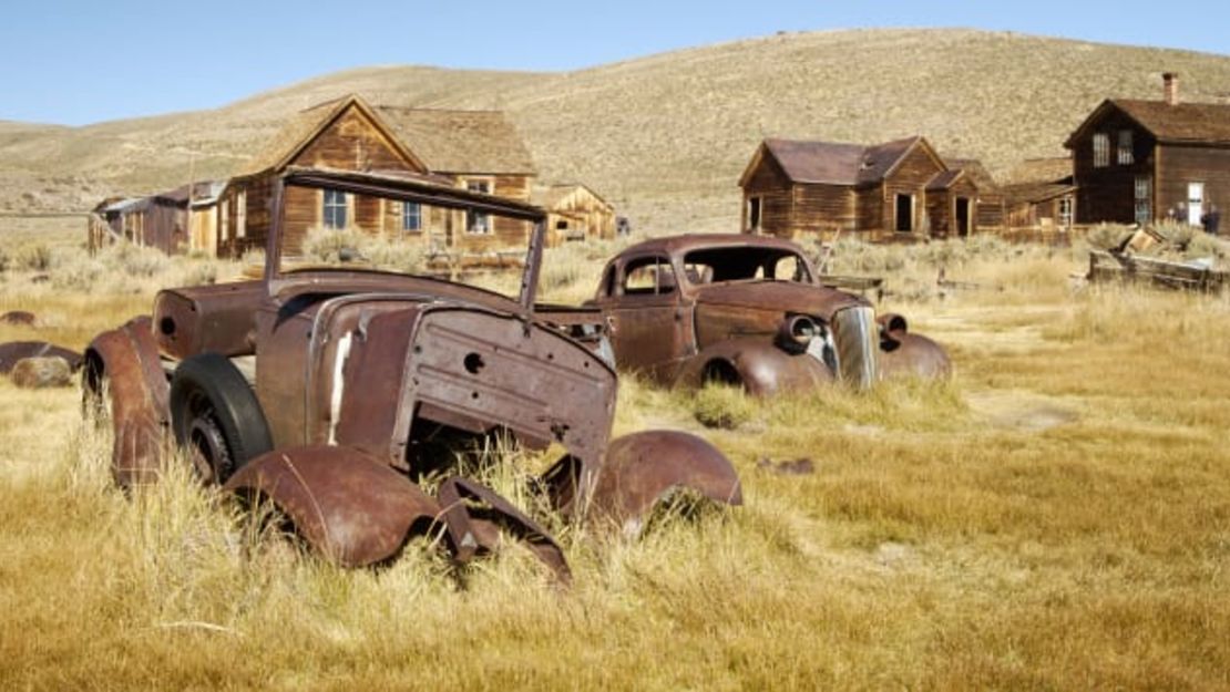 Los automóviles olvidados se oxidan en la ciudad fantasma californiana de Bodie.Crédito: Adobe Stock