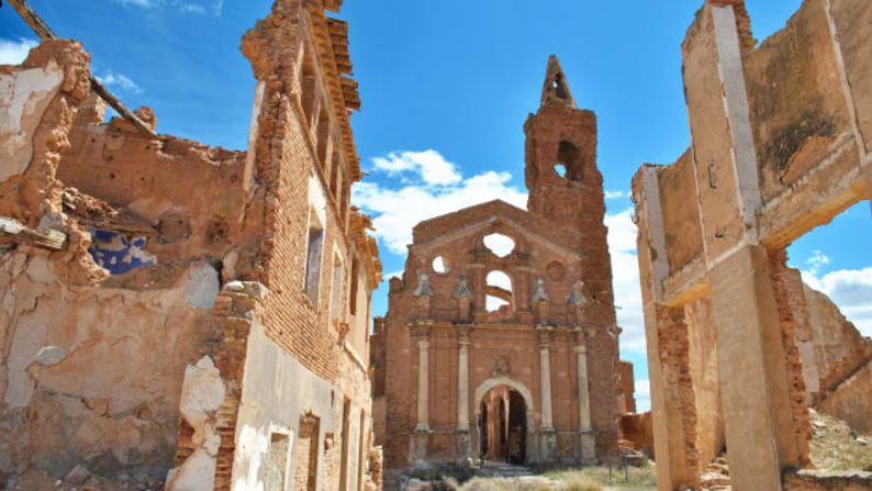 Belchite, España: este pequeño pueblo del noreste de España ha permanecido relativamente intacto desde que fue destruido en la Guerra Civil española. Mira el resto de los pueblos abandonados en esta galería.  →