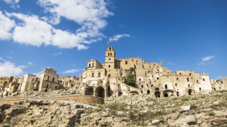 Craco, Italia: Los residentes empezaron a abandonar esta ciudad medieval en una colina después de una serie de desprendimientos causados por las obras de alcantarillado y agua en la década de 1960, y quedó completamente desierta después del terremoto de Irpinia en 1980.