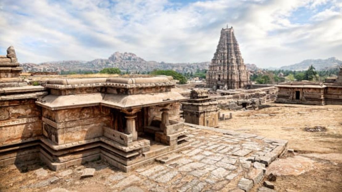 Templo Virupaksha, una de las estructuras más antiguas del pueblo de Hampi, India.Crédito: Adobe Stock