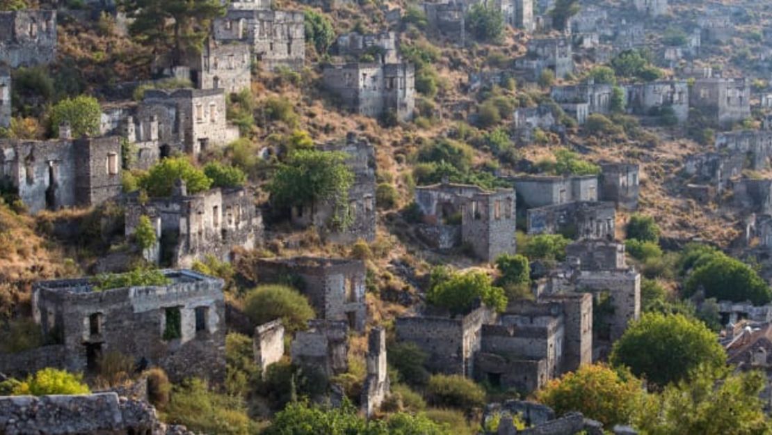 Hileras de casas vacías en la ciudad fantasma turca de Kayakoy.Crédito: Adobe Stock