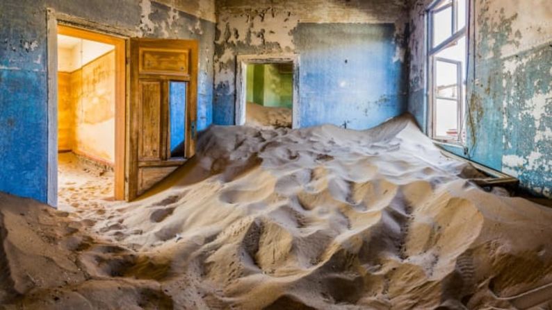 Kolmanskop, Namibia: una de las ciudades más ricas de África años antes de ser abandonada, los edificios de Kolmanskop yacen medio sumergidos en la arena.