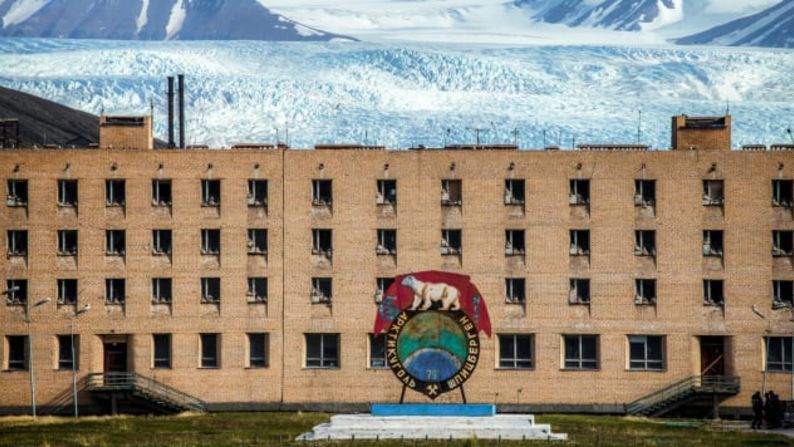 Pyramiden, Noruega: Pyramiden, que en su día fue un exitoso asentamiento minero de carbón, está en desuso desde 1998. Sin embargo, ahora los turistas pueden reservar en un hotel especializado y realizar visitas oficiales a sus descuidados edificios.