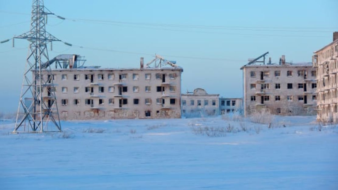 La ciudad minera rusa de Vorkuta permanece congelada en el tiempo décadas después de que sus habitantes la abandonaran.Crédito: Adobe Stock
