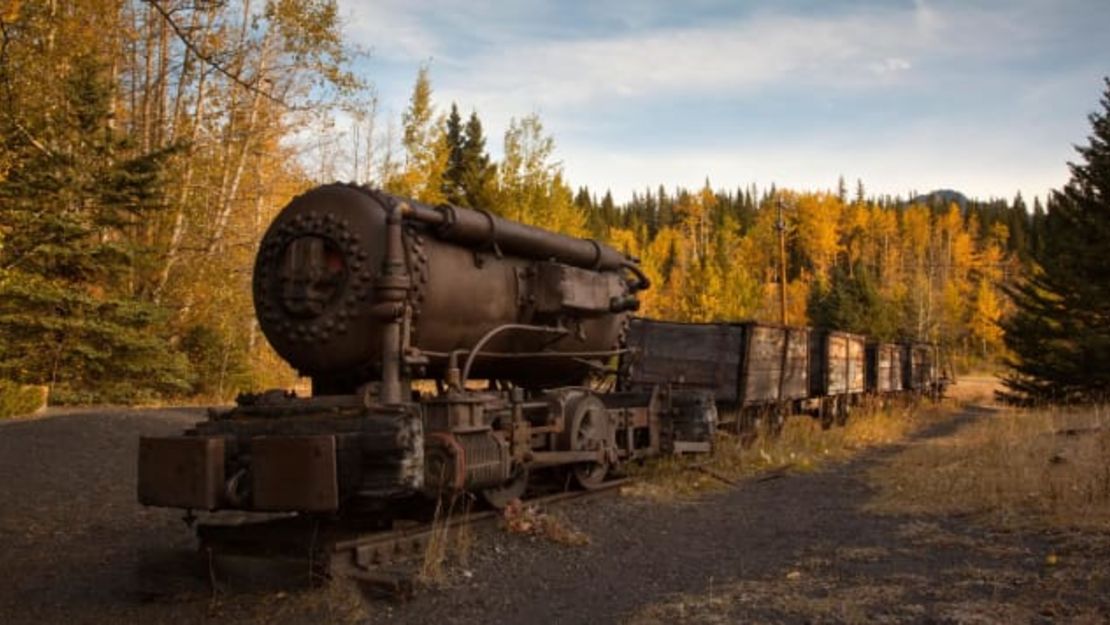 Una vieja locomotora de vapor abandonada en la comunidad minera desierta de Bankhead, Canadá.Crédito: Alamy