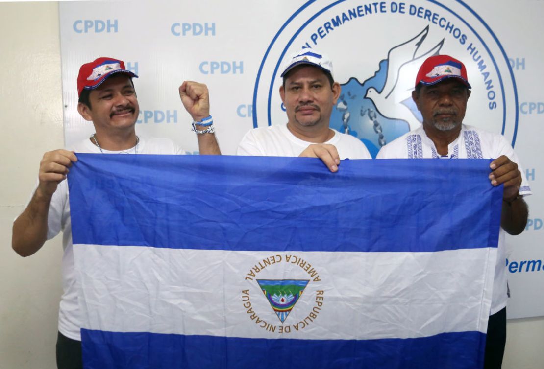 Los líderes campesinos opositores Medardo Mairena, Pedro Mena y Freddy Navas celebran tras ser liberados el 11 de junio de 2019 en Managua. Crédito: MAYNOR VALENZUELA/AFP a través de Getty Images