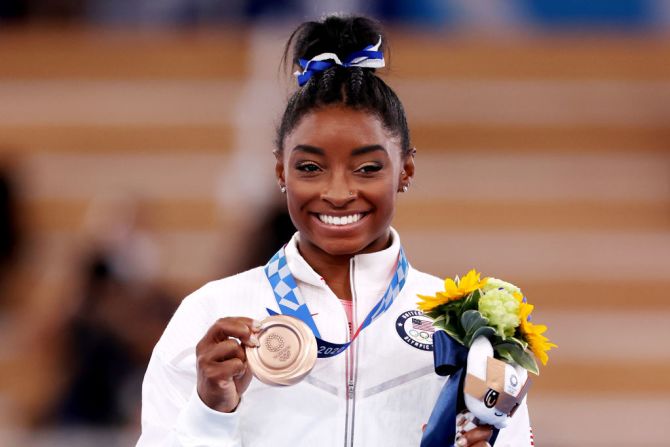 Simone Biles es una gimnasta estadounidense que se convirtió en un emblema de la lucha por visibilizar los problemas de salud mental. Con 24 años ha ganado siete medallas olímpicas, incluidas cuatro de oro.