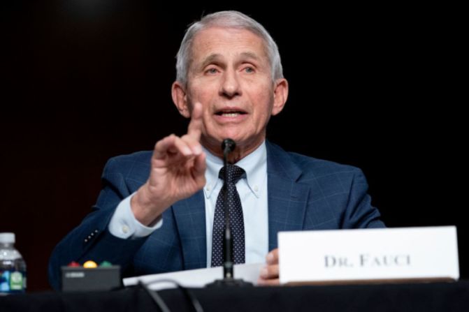 Anthony Fauci es un médico estadounidense que se convirtió en la voz experta de la pandemia del coronavirus. Actualmente es el jefe asesor médico del grupo de trabajo de covid-19 del gobierno del presidente Joe Biden.