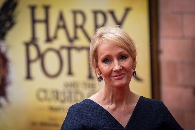 J.K. Rowling es una escritora británica autora de la popular serie de libros de "Harry Potter".