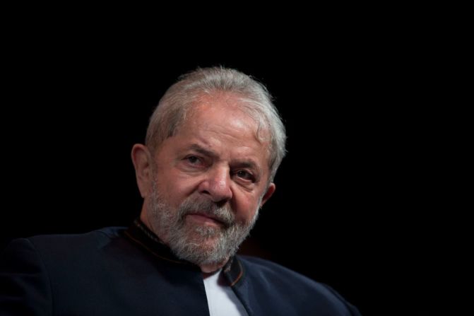 Luiz Inacio Lula da Silva fue presidente de Brasil desde 2003 hasta 2011. Dejó la presidencia con el 90% de aprobación, pero su popularidad decayó a raíz del escándalo de corrupción de Petrobras.