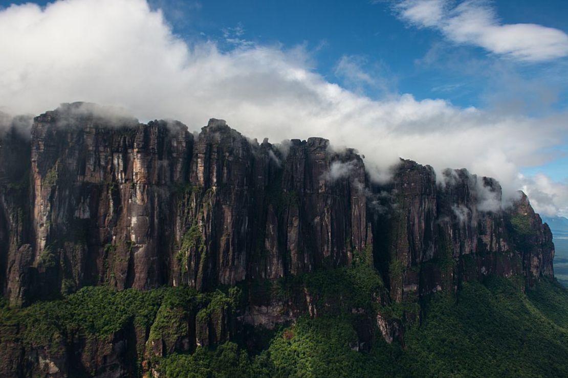 Vista aérea tomada el 16 de diciembre de 2014 de Auyantepui, una de las mesetas de cumbres más grandes de las tierras altas de Guayana, en el Parque Nacional Canaima, Estado Bolívar, Región Gran Sabana, sureste de Venezuela. Crédito: FEDERICO PARRA/AFP vía Getty Images