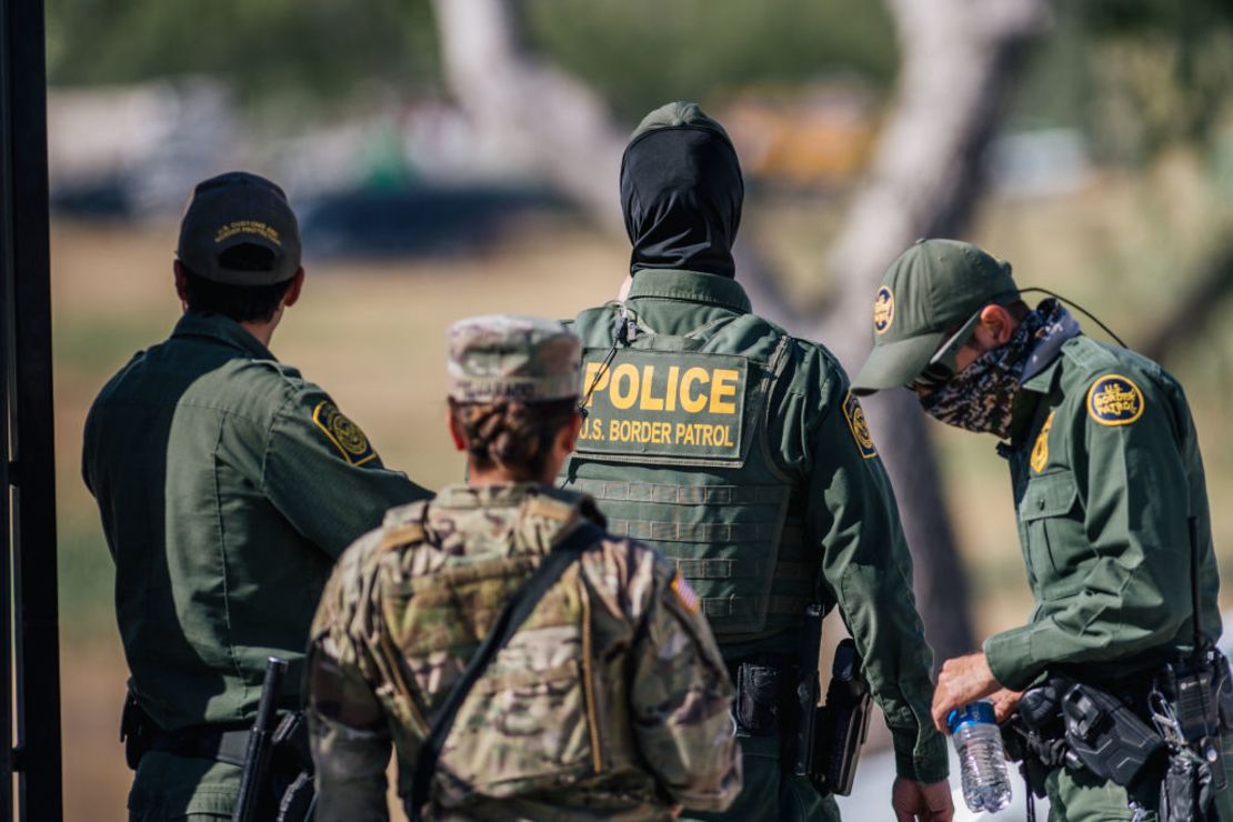 Agentes de la Patrulla Fronteriza y miembros de la Guardia Nacional patrullan la entrada de un puesto de control cerca del Puente Internacional Del Rio el 22 de septiembre de 2021 en Del Rio, Texas.