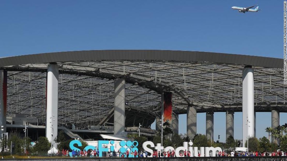 Su proximidad al aeropuerto internacional de Los Ángeles obliga a que el terreno de juego del estadio SoFi esté por debajo del nivel del suelo.