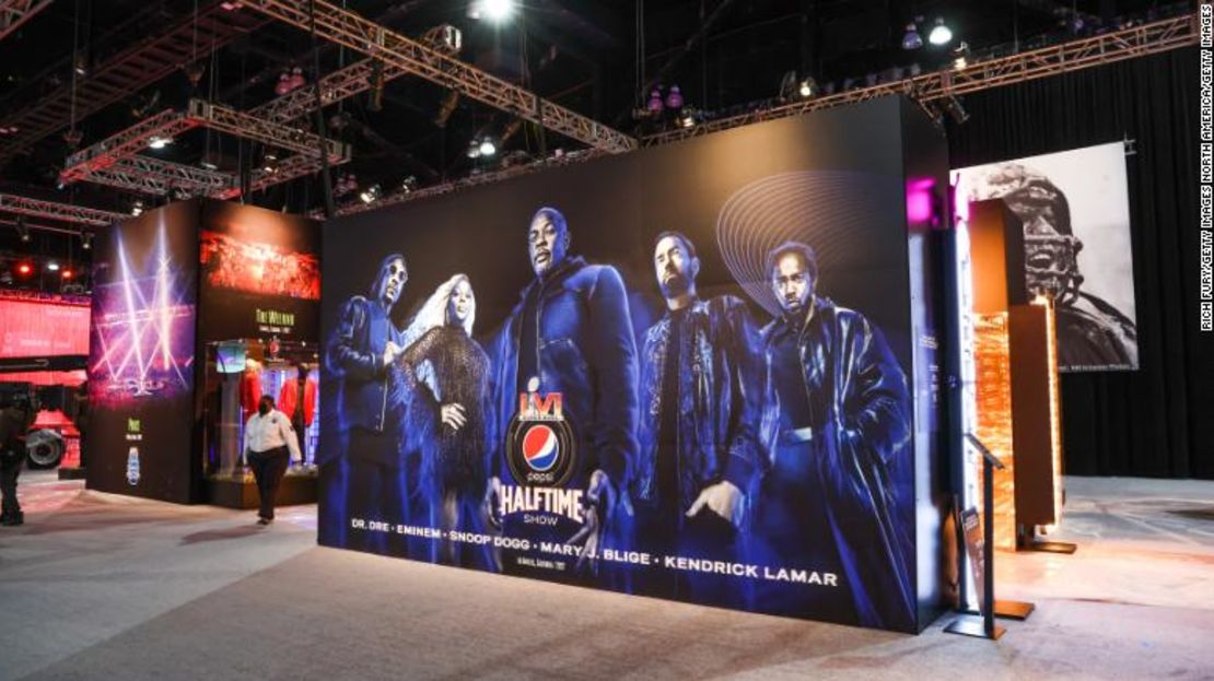 El 4 de febrero, en el Centro de Convenciones de Los Ángeles, se presentó un adelanto de la exposición "La experiencia del Super Bowl", que muestra la historia de los espectáculos de medio tiempo del Super Bowl, al mismo tiempo que anuncia lo que está por venir cuando los artistas Dr. Dre, Eminem, Snoop Dog, Mary J. Blige y Kendrick Lamar actúen este fin de semana.