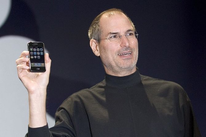 "Hoy vamos a hacer algo de historia juntos", dijo el CEO de Apple, Steve Jobs el 9 de enero de 2007. Con esas palabras Jobs dio inicio a su presentación en el evento anual Macworld Expo para presentar el iPhone.