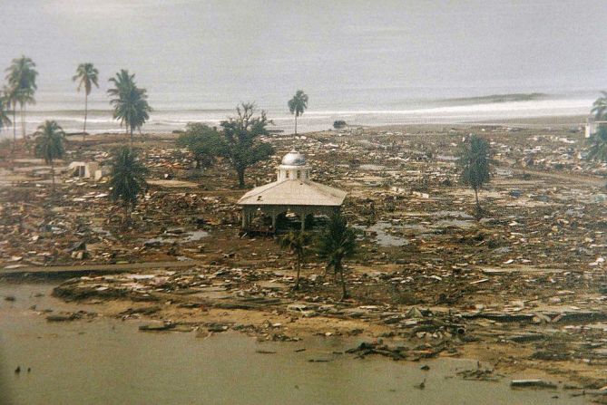 El 26 de diciembre de 2004, un terremoto con una magnitud estimada de 9,1 golpeó la costa de Sumatra, Indonesia y generó un tsunami que causó una tremenda devastación y muertes en toda la región del Océano Índico.