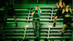 CNNE 1152831 - karol g y becky g cantan a duo en "mamiii"