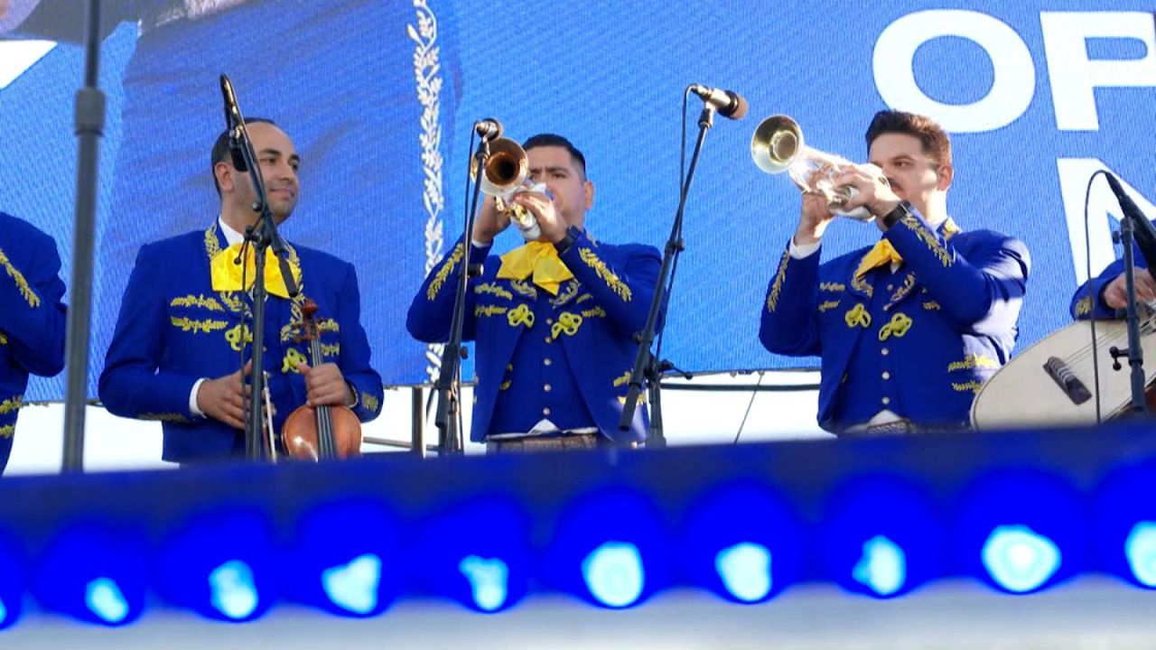 CNNE 1152874 - los mariachi rams, el grupo que rompe esquemas en la nfl