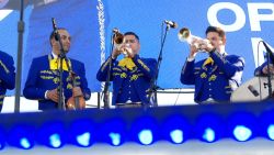 CNNE 1152874 - los mariachi rams, el grupo que rompe esquemas en la nfl