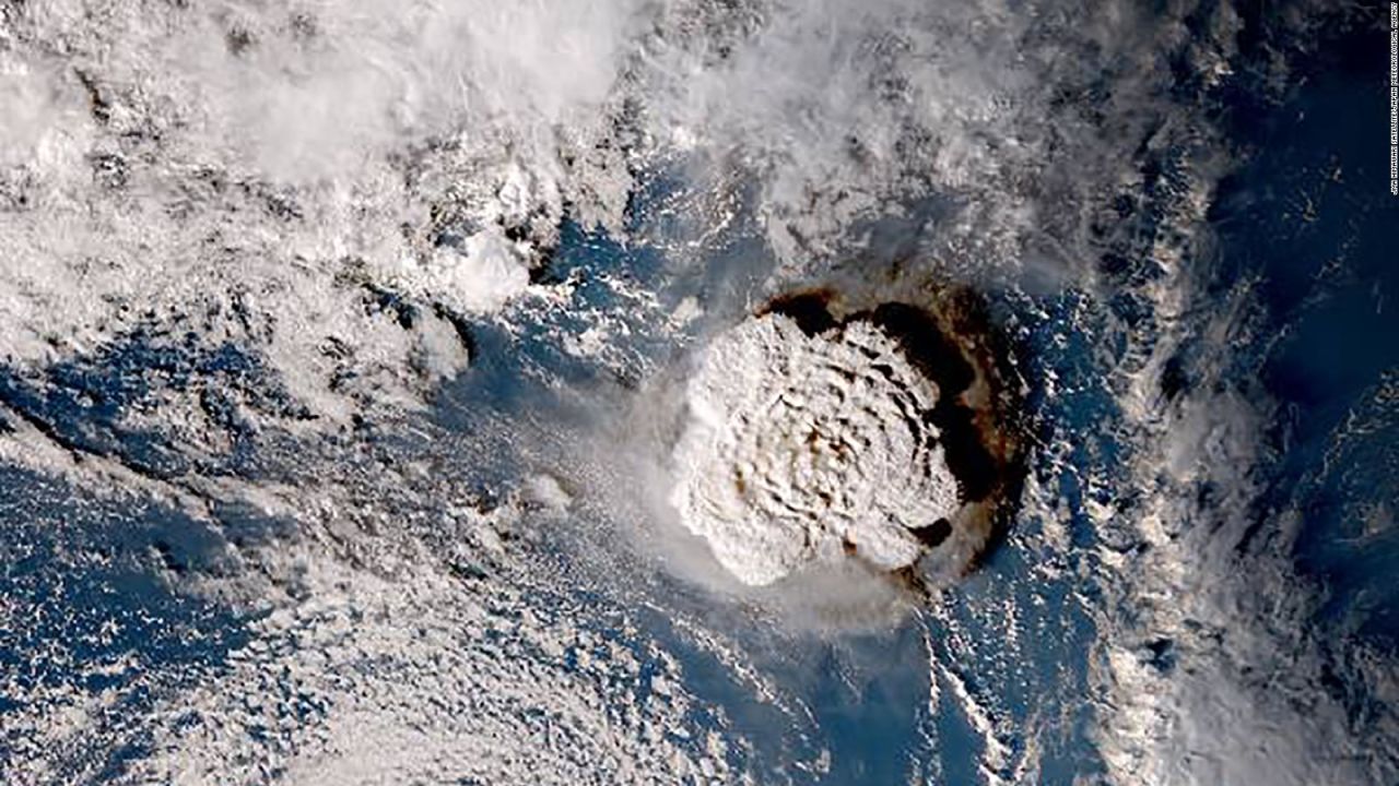 CNNE 1152899 - smartphones en hawai sintieron erupcion de volcan de tonga