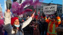 CNNE 1152935 - canada bloqueo camioneros protesta mandato mascarillas