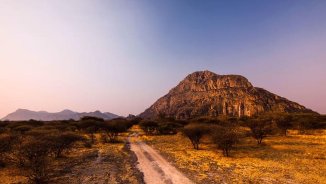 Deje que los impresionantes paisajes del desierto de Kalahari en Botswana inspiren su lado romántico. Suzuki Kaku/Alamy Foto de stock