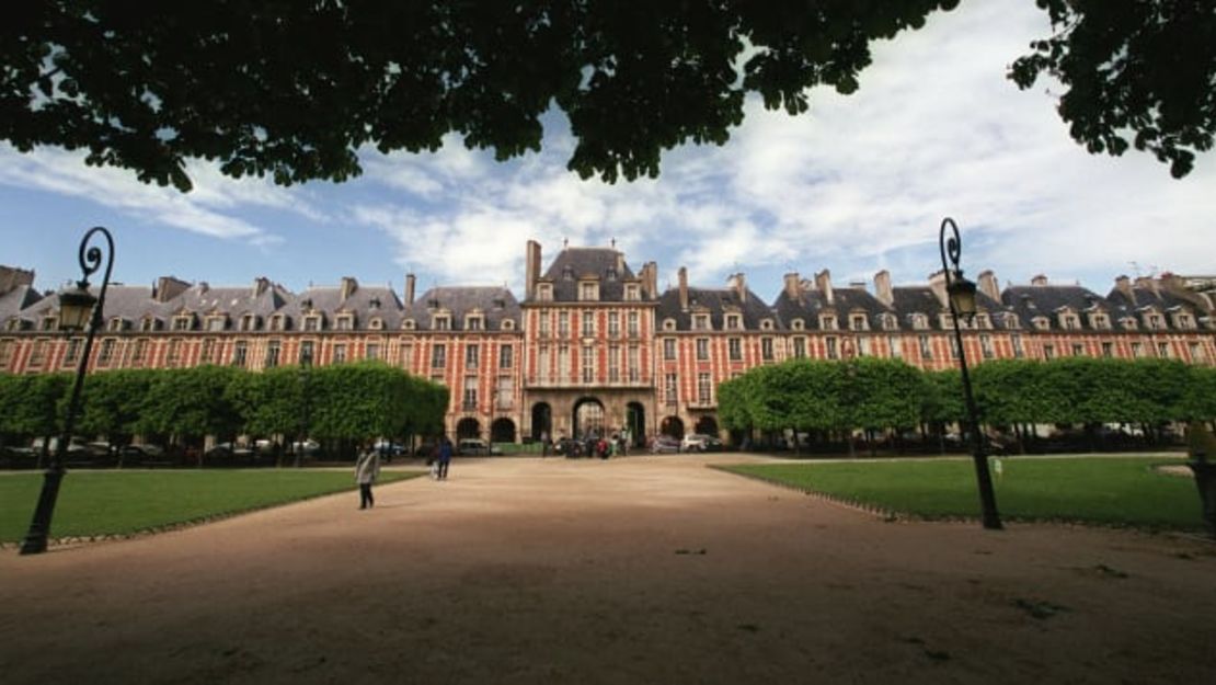 Place des Vosges es un lugar tranquilo para dar un paseo. Jean-Pierre Müller/AFP/Getty Images