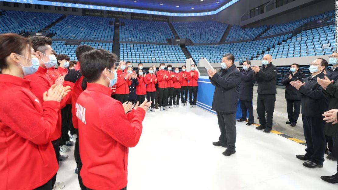 El presidente chino, Xi Jinping, habla con atletas y entrenadores durante su visita al Capital Gymnasium en el distrito de Haidian, Beijing, en enero de 2021.