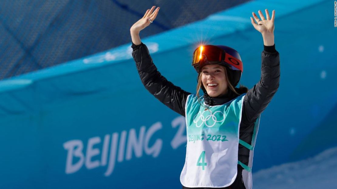 La medallista de oro Eileen Gu celebra en el podio durante la final de big air femenino de esquí estilo libre durante los Juegos Olímpicos de Invierno de Beijing 2022.