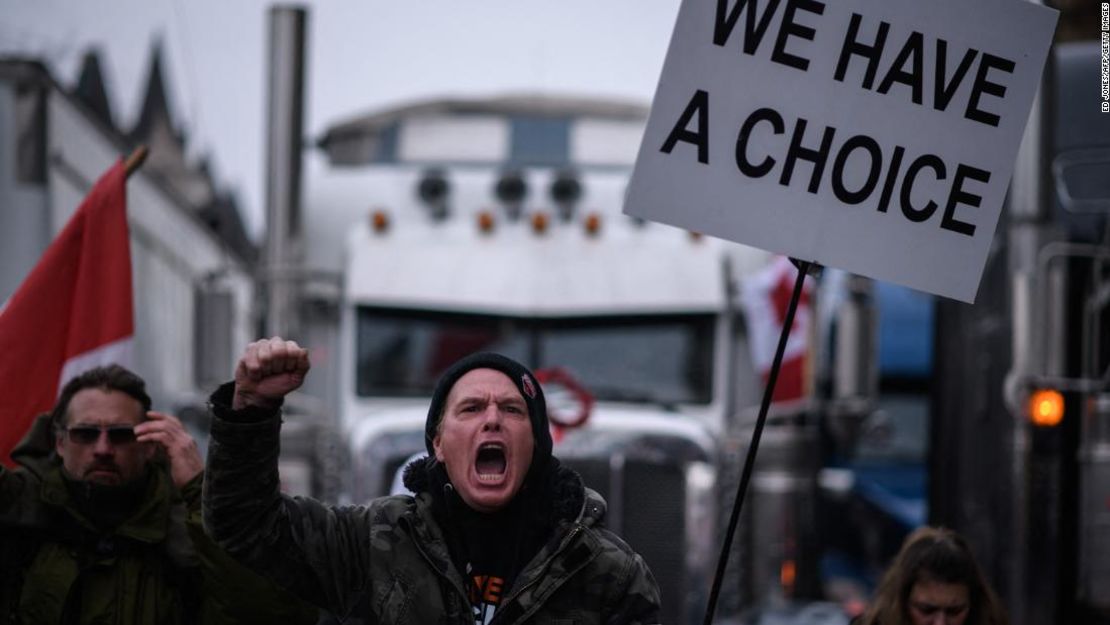 Un manifestante grita consignas durante una protesta de camioneros por las normas de salud pandémicas en Ottawa el 11 de febrero.