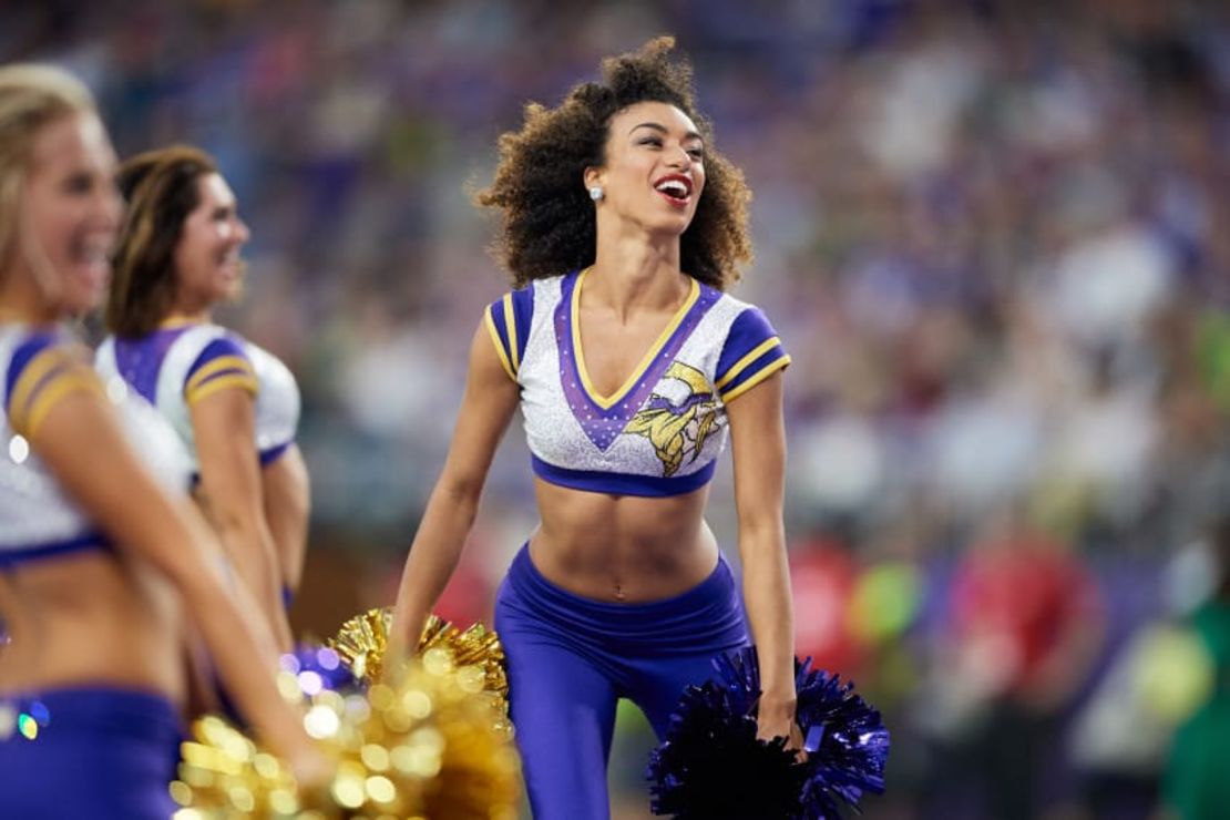 Desde entonces, las porristas de los Vikings han introducido nuevos uniformes con mallas y camisetas deportivas. Crédito: Hannah Foslien/Getty Images