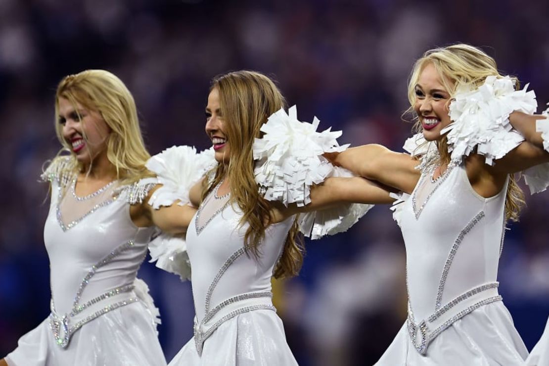 En 2019, las porristas de los Colts usaron vestidos brillantes de una pieza durante una temporada antes de presentar uniformes de dos piezas de estilo universitario. Crédito: Stacy Revere/Getty Images