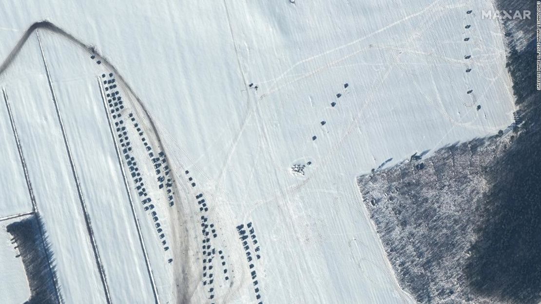 Las imágenes de satélite de Maxar muestran que, por primera vez, se han creado varios campamentos de tiendas de campaña en Rechitsa, en la región de Gomel de Belarús.