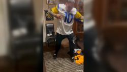 CNNE 1153208 - super bowl- aficionado muestra su gran coleccion de camisetas de los rams