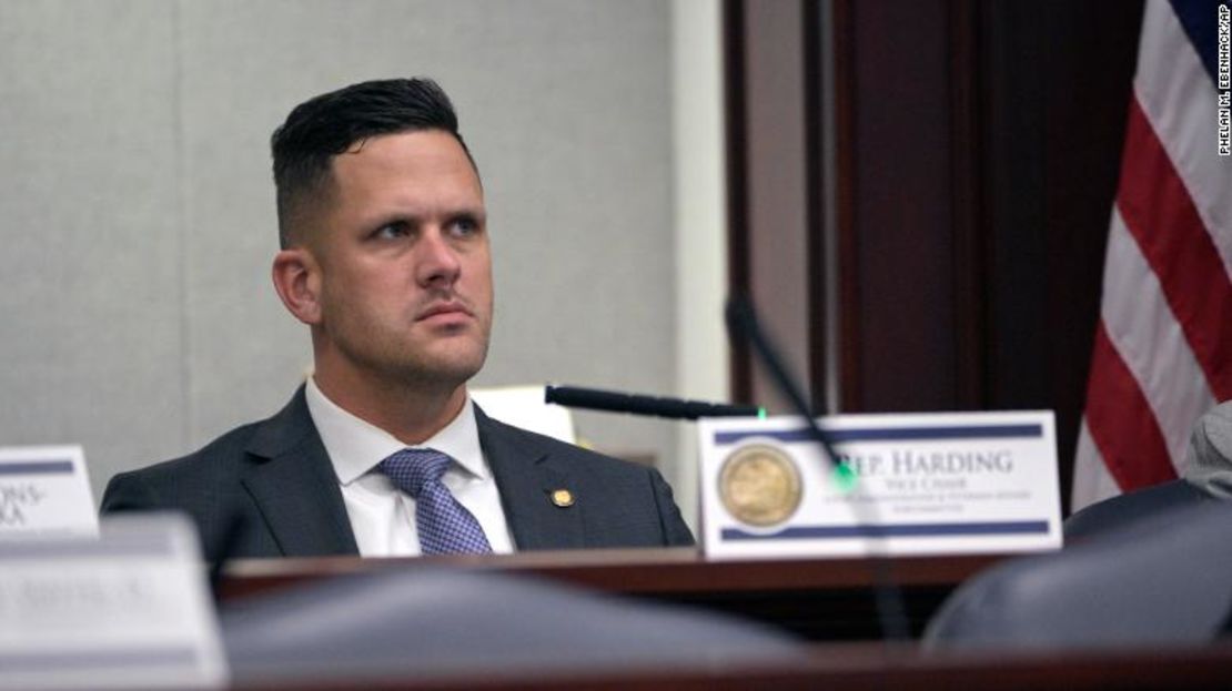 El representante de Florida, Joe Harding, dijo que es "impactante" que los maestros pregunten el nombre y los pronombres preferidos de un niño sin involucrar a sus padres.