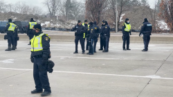 CNNE 1153328 - la policia desalojo a los camioneros en el puente ambassador